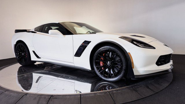 Used 2015 Chevrolet Corvette Z06 w/ 3LZ Preferred Equipment Group RWD image 19