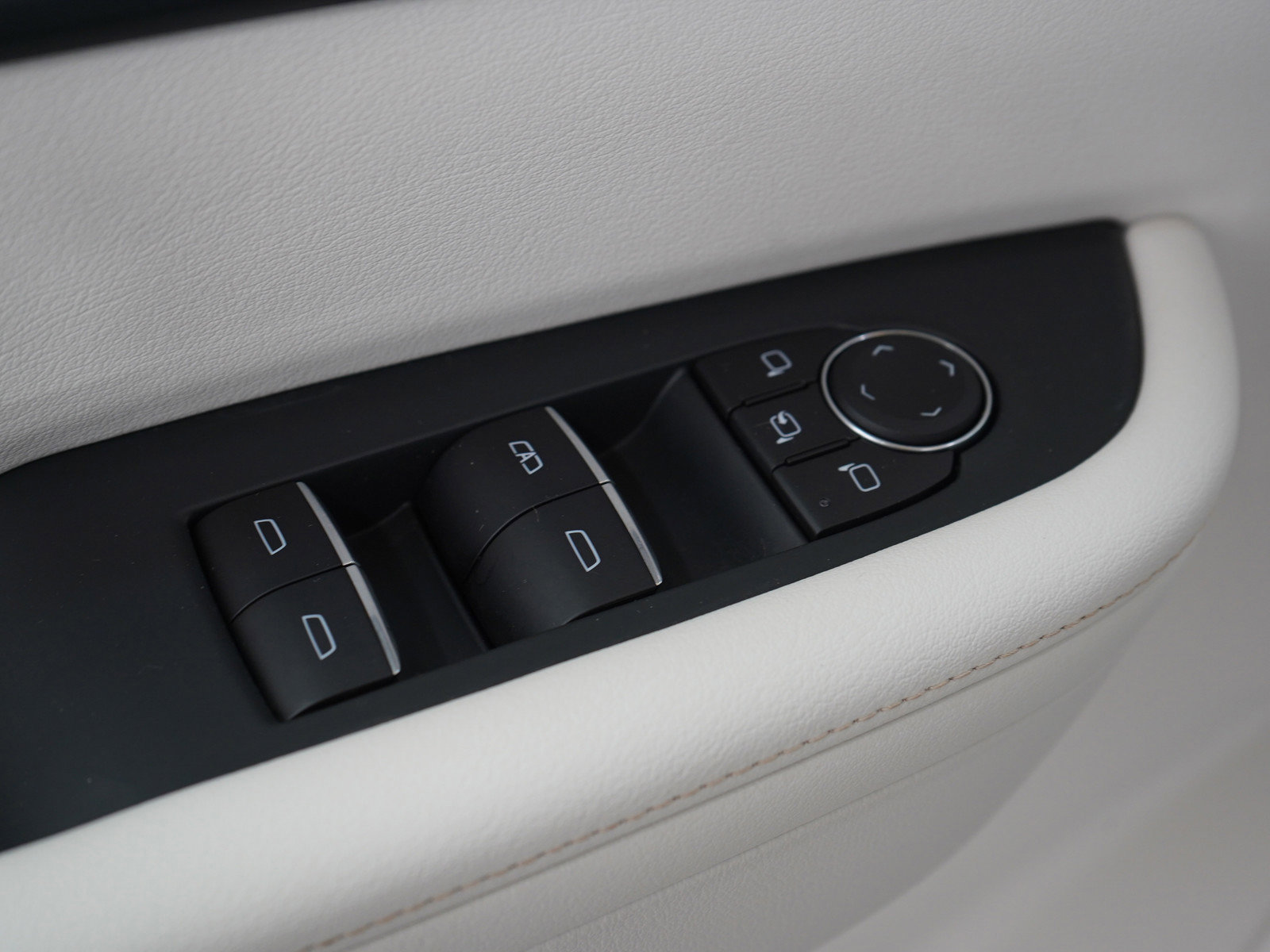 Used 2025 Buick Enclave Avenir image 24