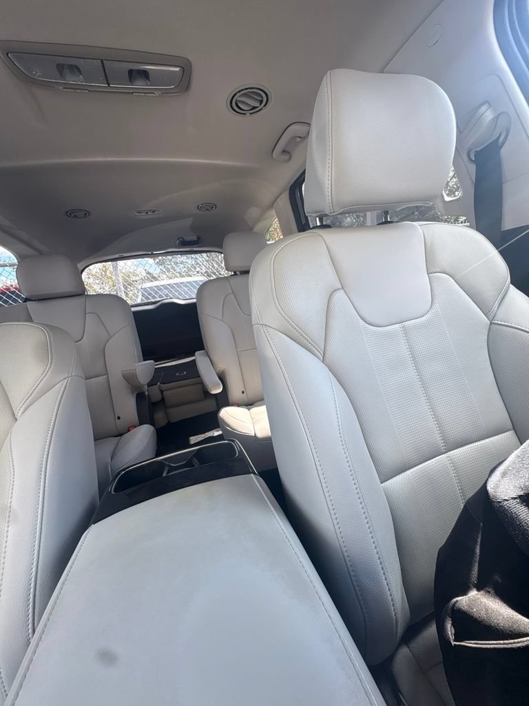 Used 2024 Kia Telluride EX w/ EX Captain's Chair Package FWD image 13