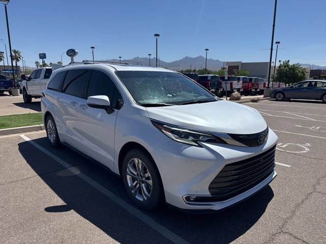 Used 2023 Toyota Sienna Platinum image 2