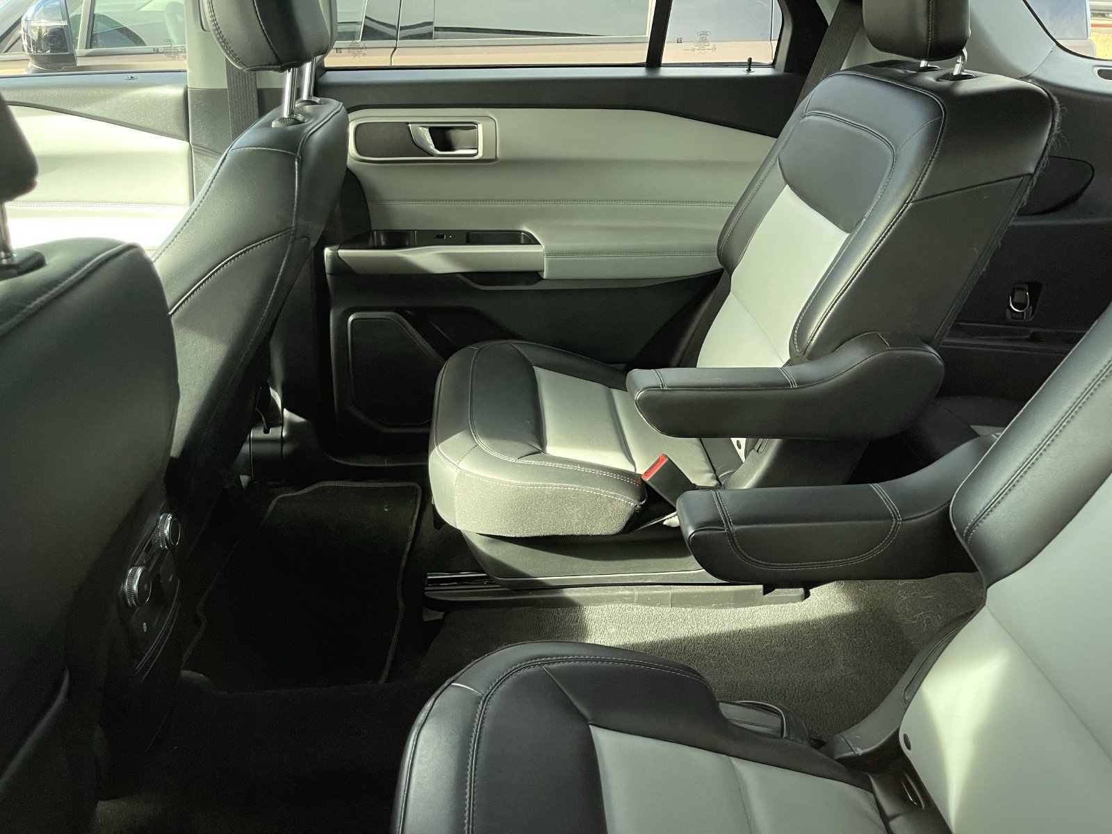 Used 2022 Ford Explorer XLT w/ Equipment Group 202A RWD image 8
