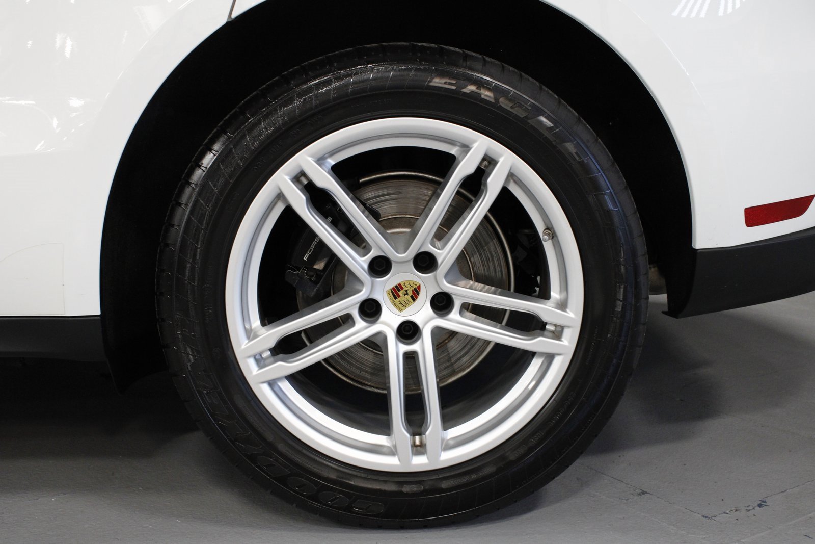 Certified 2025 Porsche Macan image 12