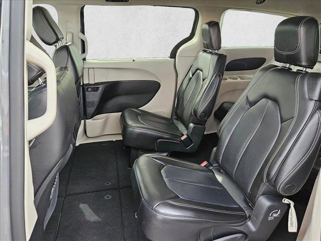 Used 2023 Chrysler Pacifica Touring-L FWD image 12