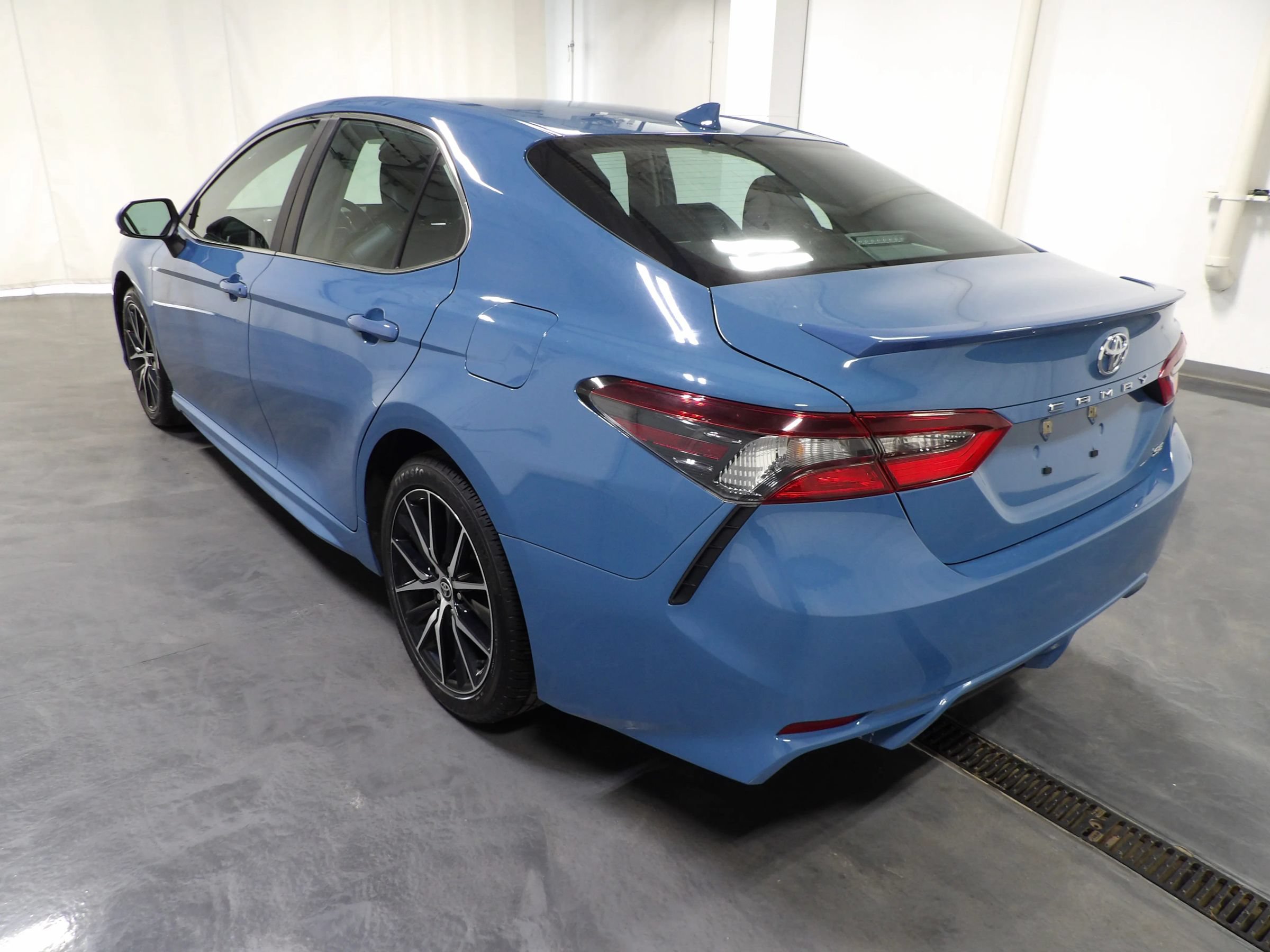 Used 2023 Toyota Camry SE FWD image 7
