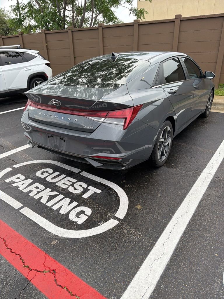 Certified 2023 Hyundai Elantra Limited w/ Preferred Accessory Package image 7