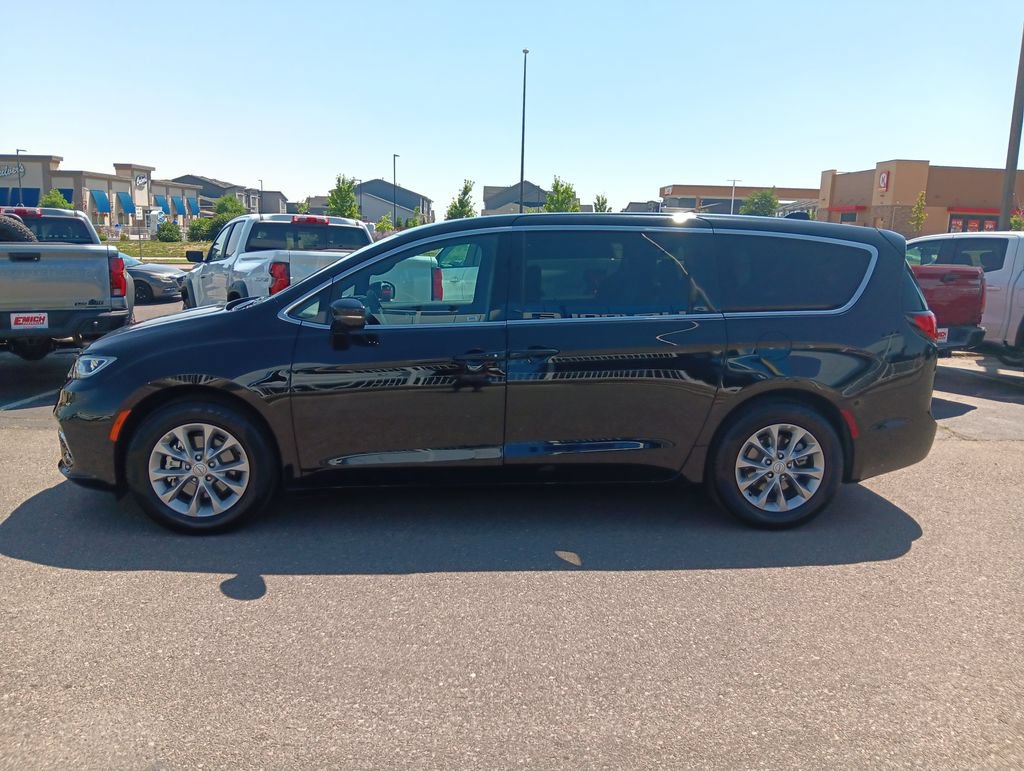 Used 2026 Chrysler Pacifica Limited FWD image 2