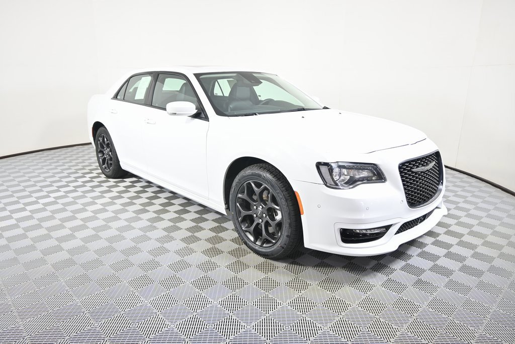 Used 2023 Chrysler 300 Touring L w/ Popular Equipment Group image 9