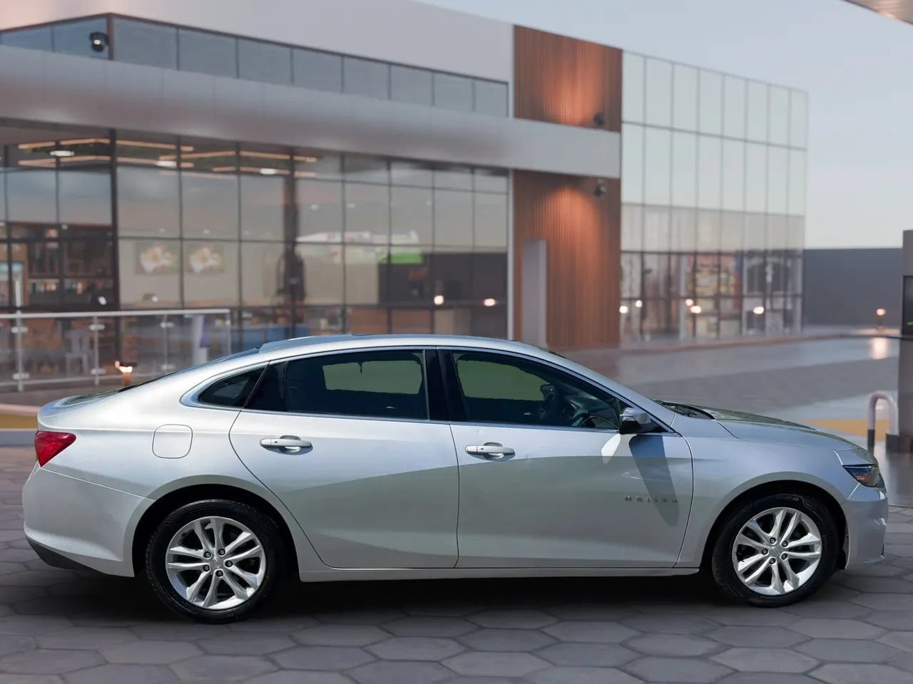 Used 2018 Chevrolet Malibu LT FWD image 4