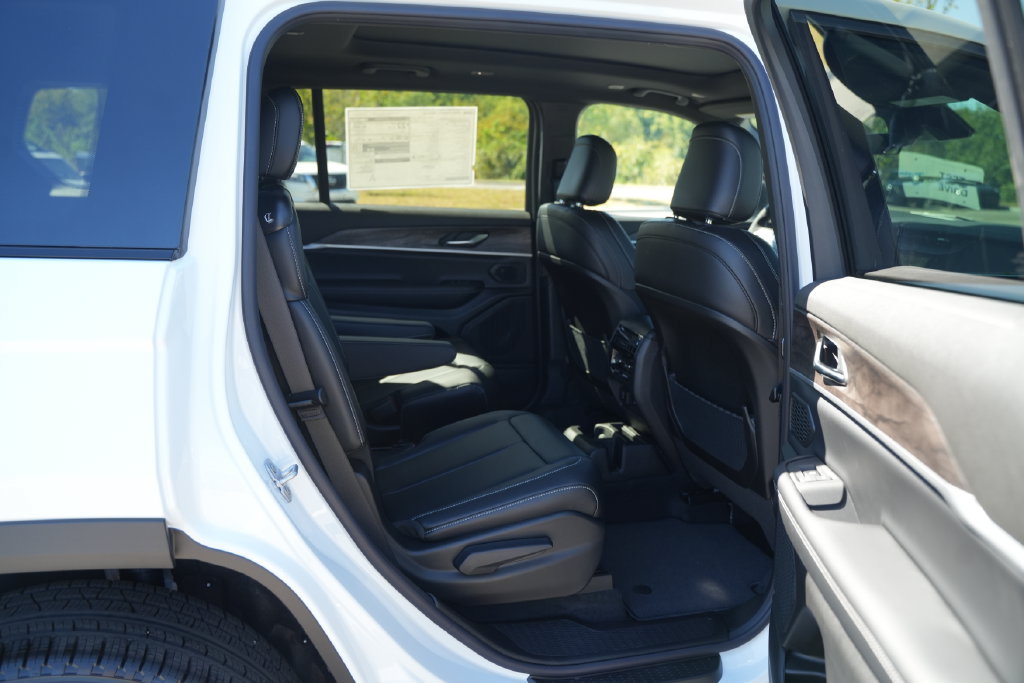 New 2027 Jeep Grand Cherokee L Limited w/ Limited Altitude Package AWD/4WD image 22