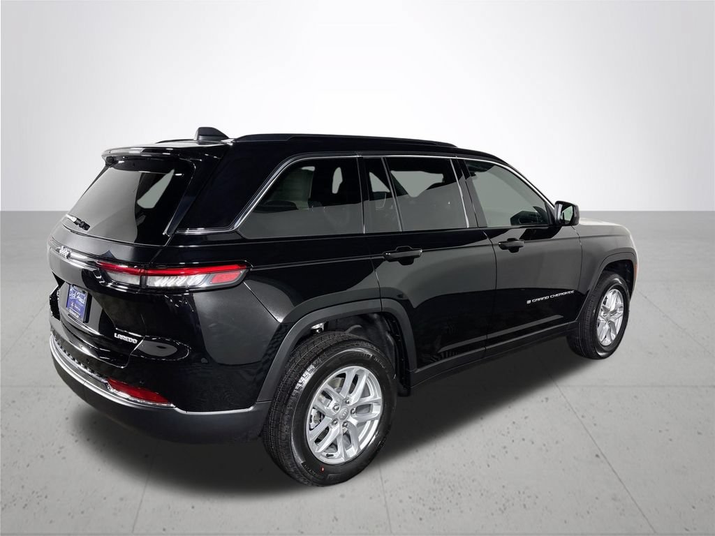 New 2026 Jeep Grand Cherokee Laredo w/ Trailer Tow Package AWD/4WD image 6