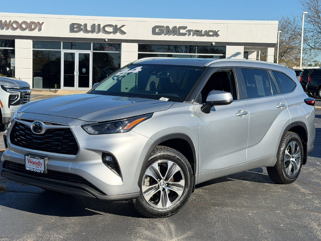 Used 2024 Toyota Highlander XLE FWD image 2
