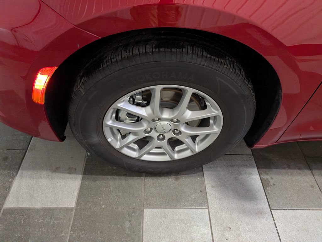 Used 2027 Chrysler Pacifica Select FWD image 7