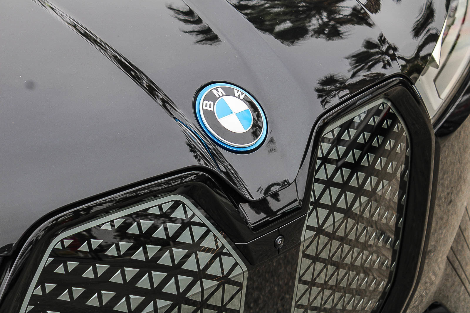Used 2024 BMW iX xDrive50 w/ Sport Package AWD/4WD image 9
