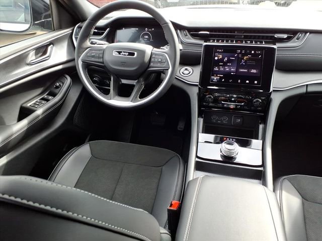 New 2025 Jeep Grand Cherokee Altitude image 4