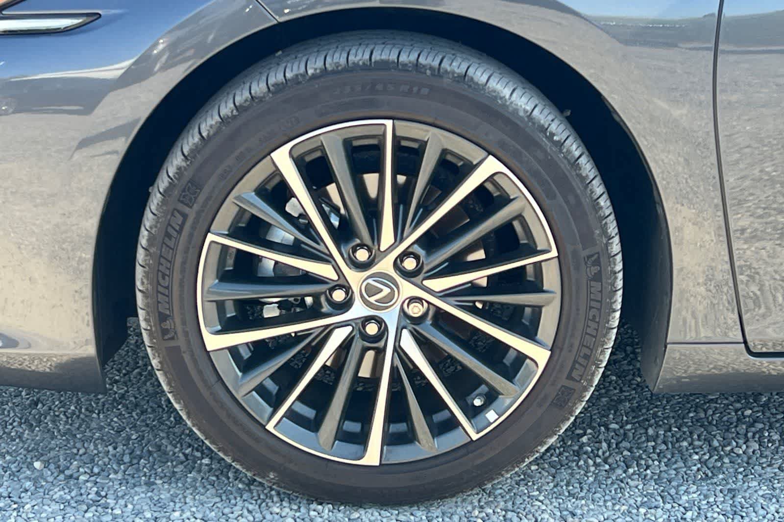 Used 2025 Lexus ES 300h w/ Premium Package FWD image 12