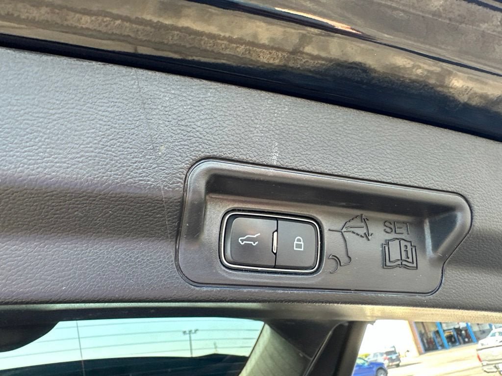 Certified 2022 Ford Explorer Limited w/ Hybrid Equipment Group 310A AWD/4WD image 10