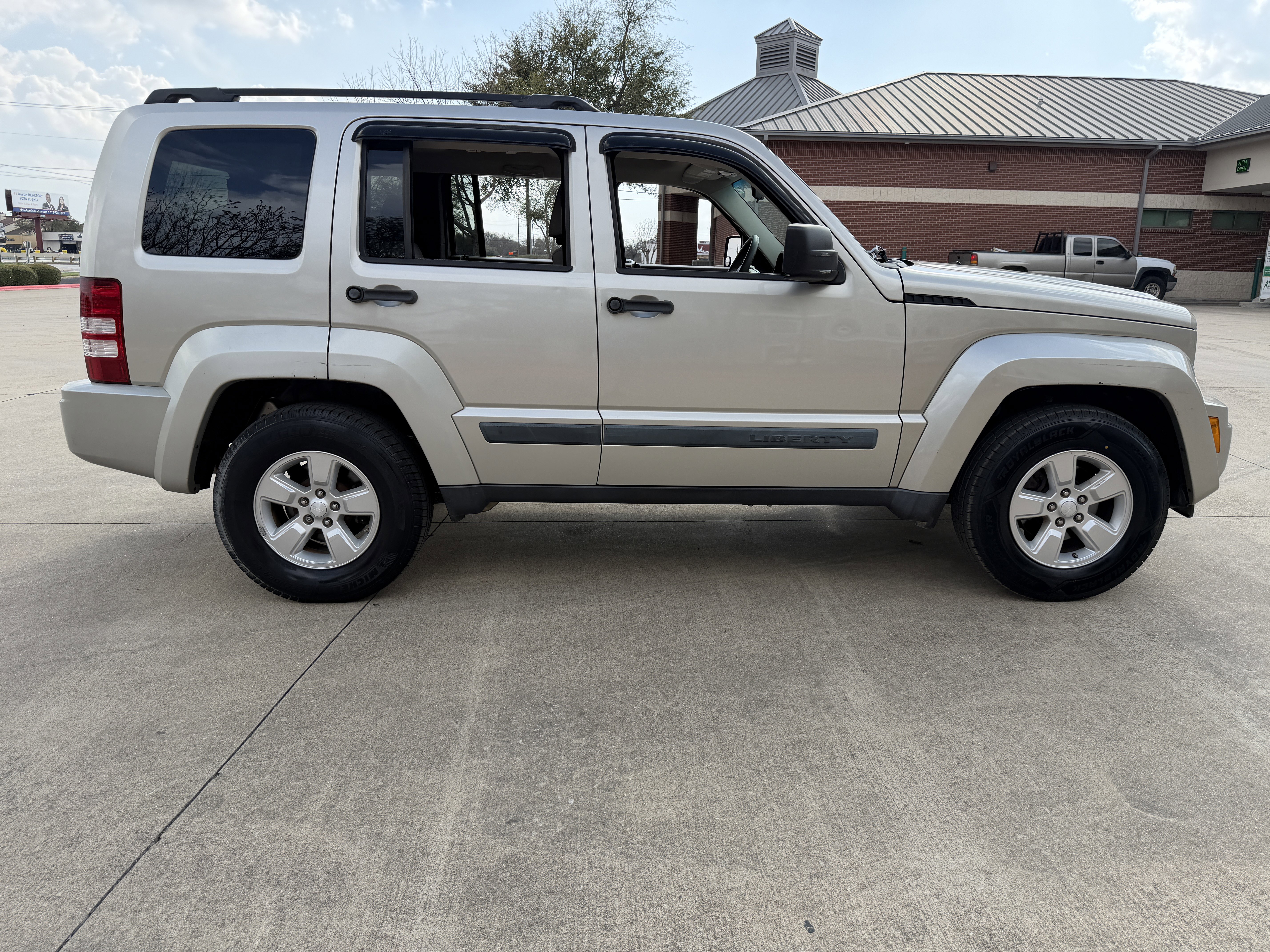 Used 2009 Jeep Liberty Sport w/ Popular Equipment Group RWD image 8