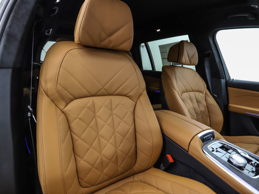 Used 2025 BMW X7 xDrive40i w/ M Sport Package image 32