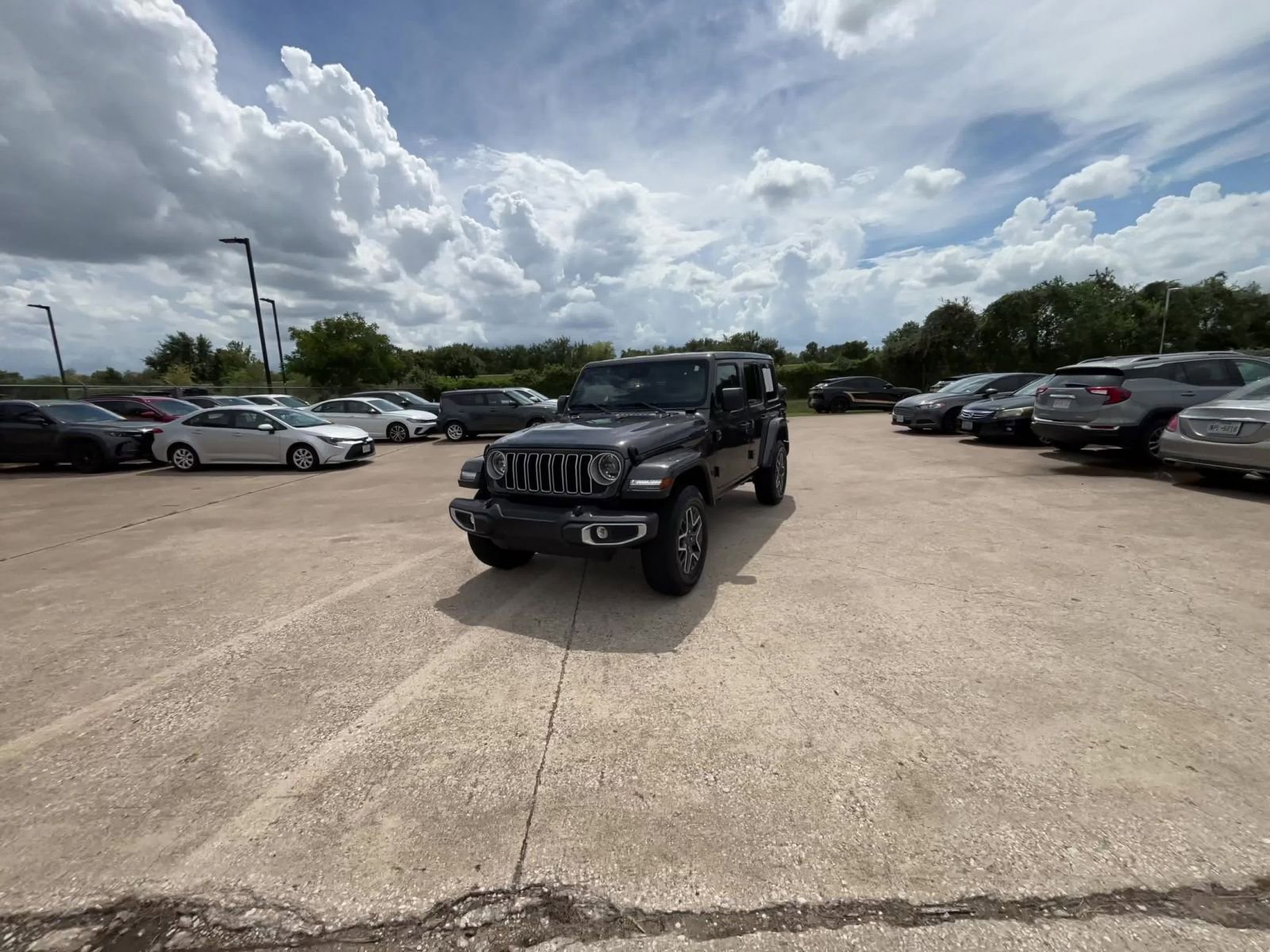 Used 2025 Jeep Wrangler Sahara image 16
