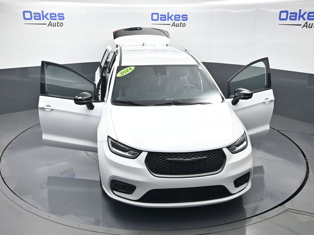 Used 2024 Chrysler Pacifica Select image 58