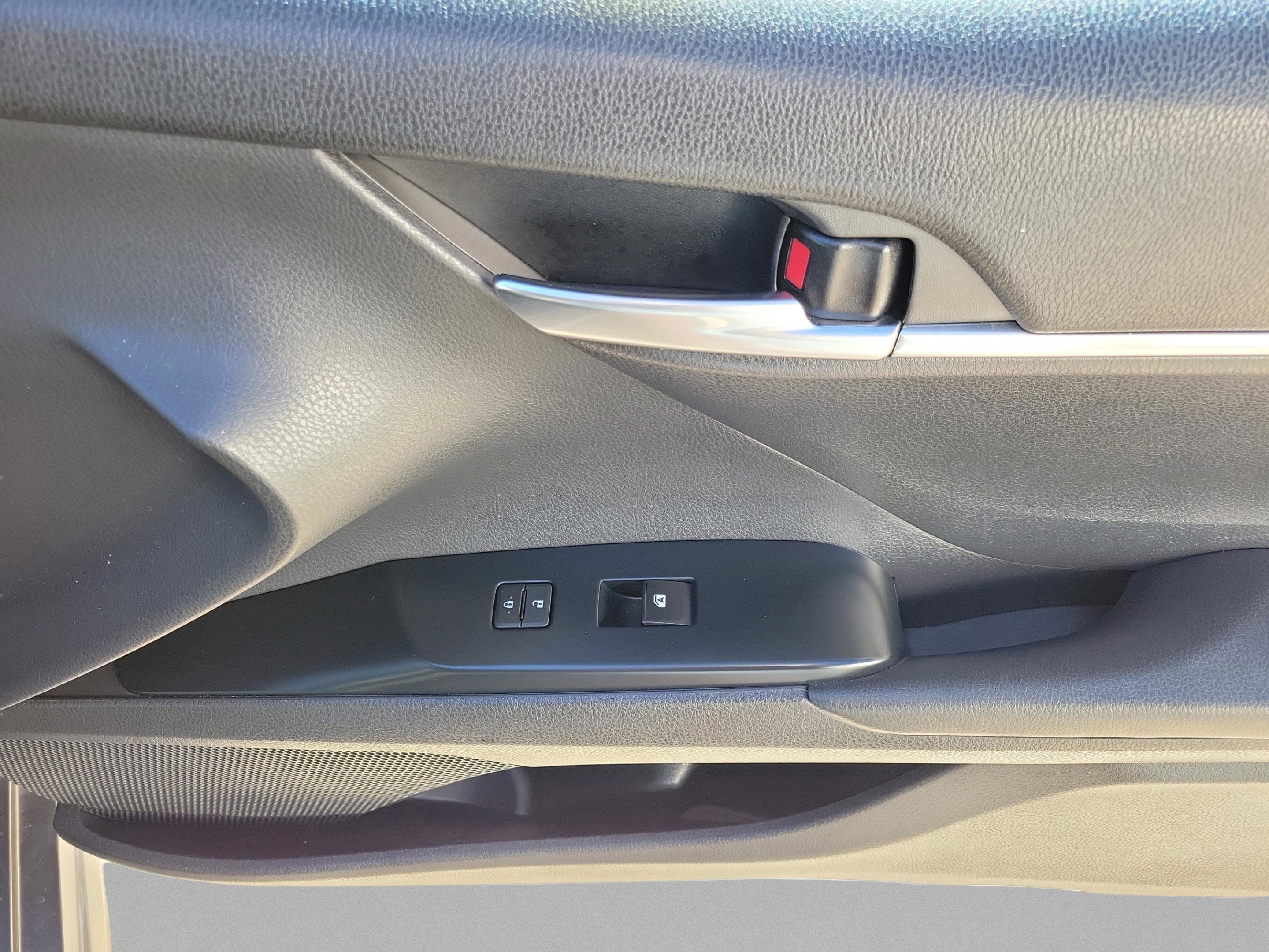 Used 2018 Toyota Camry SE w/ Moonroof Package FWD image 8