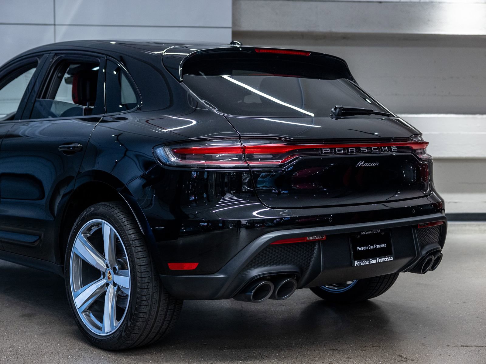 Certified 2025 Porsche Macan AWD/4WD image 26