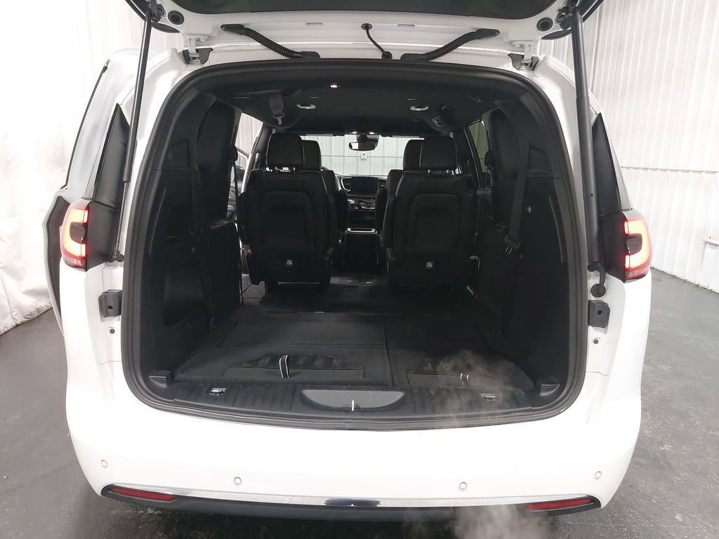 Used 2025 Chrysler Pacifica Select image 14