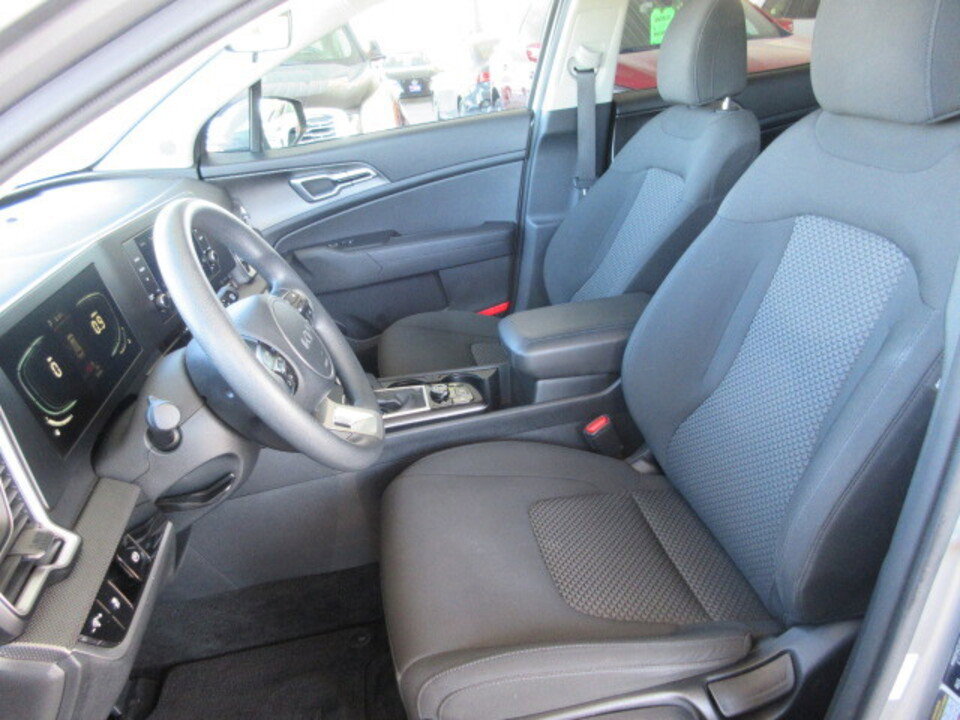 Used 2024 Kia Sportage LX image 9