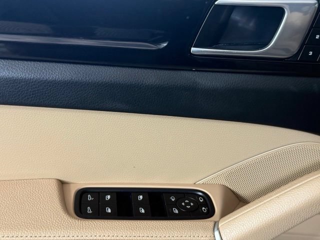 Used 2023 Porsche Cayenne AWD/4WD image 15