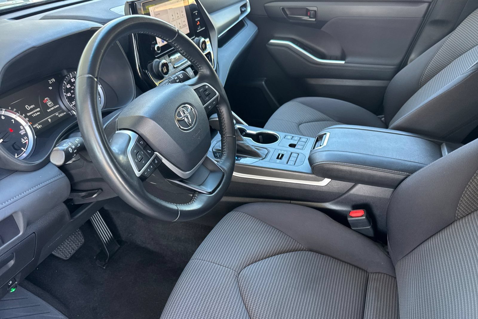 Used 2023 Toyota Highlander LE AWD/4WD image 9