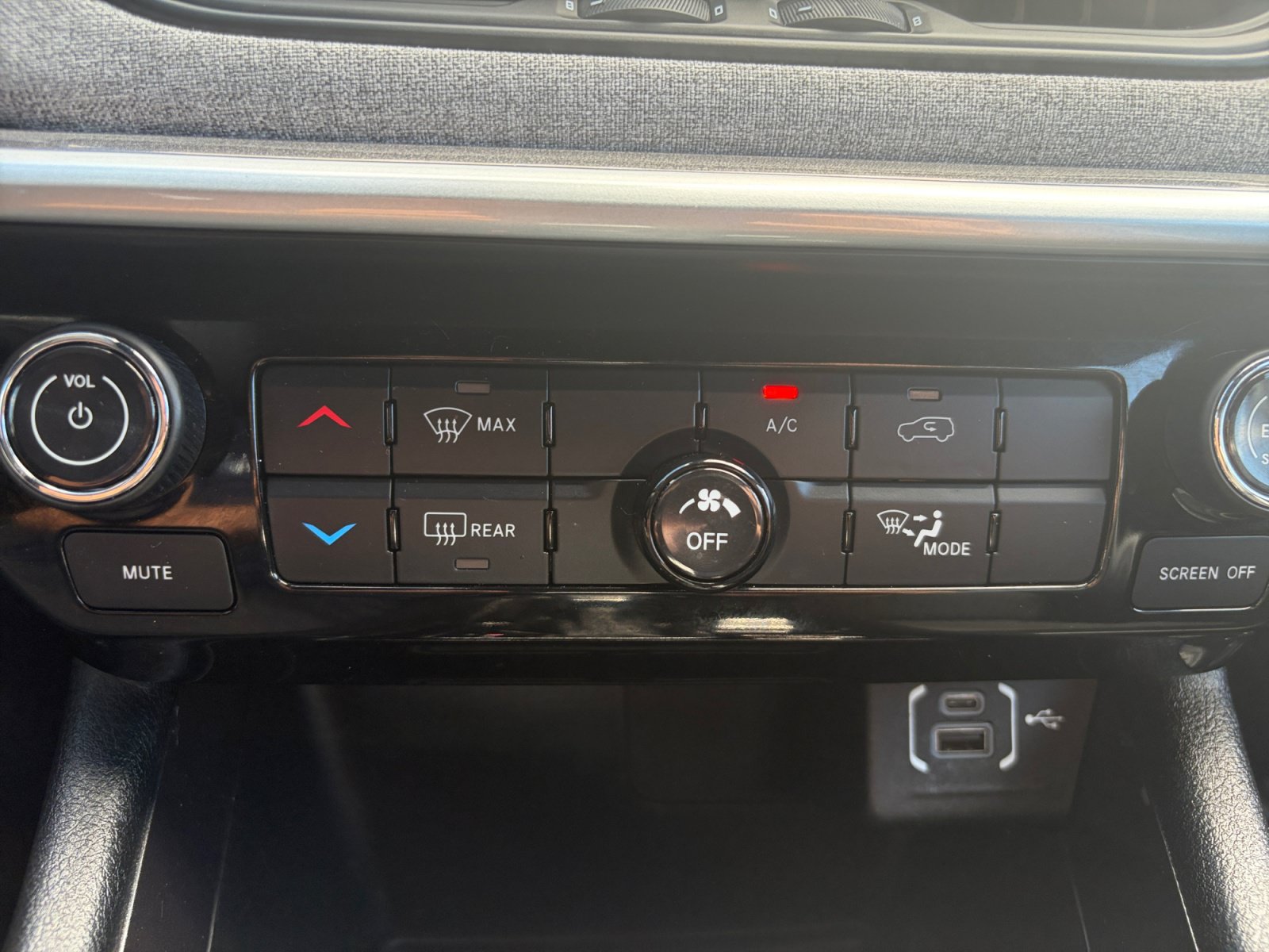 Used 2024 Jeep Compass Latitude AWD/4WD image 25