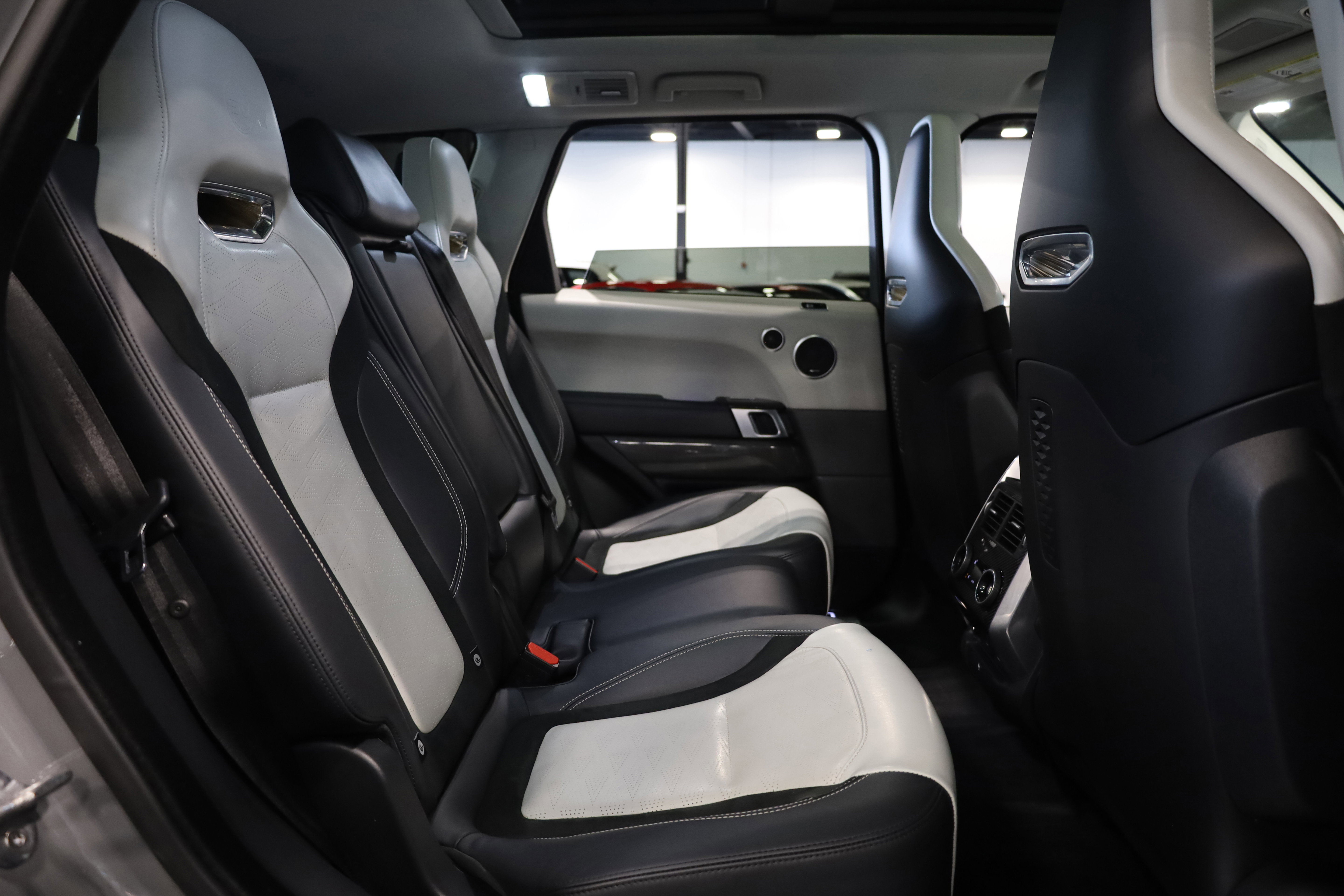 Used 2022 Land Rover Range Rover Sport SVR Carbon Edition image 38