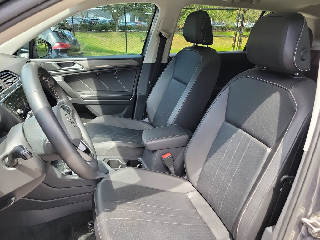 Used 2022 Volkswagen Tiguan SE w/ Panoramic Sunroof Package FWD image 17