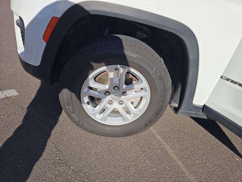 Used 2023 Jeep Grand Cherokee Laredo image 24