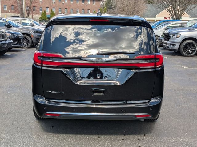 Used 2025 Chrysler Pacifica Select image 4