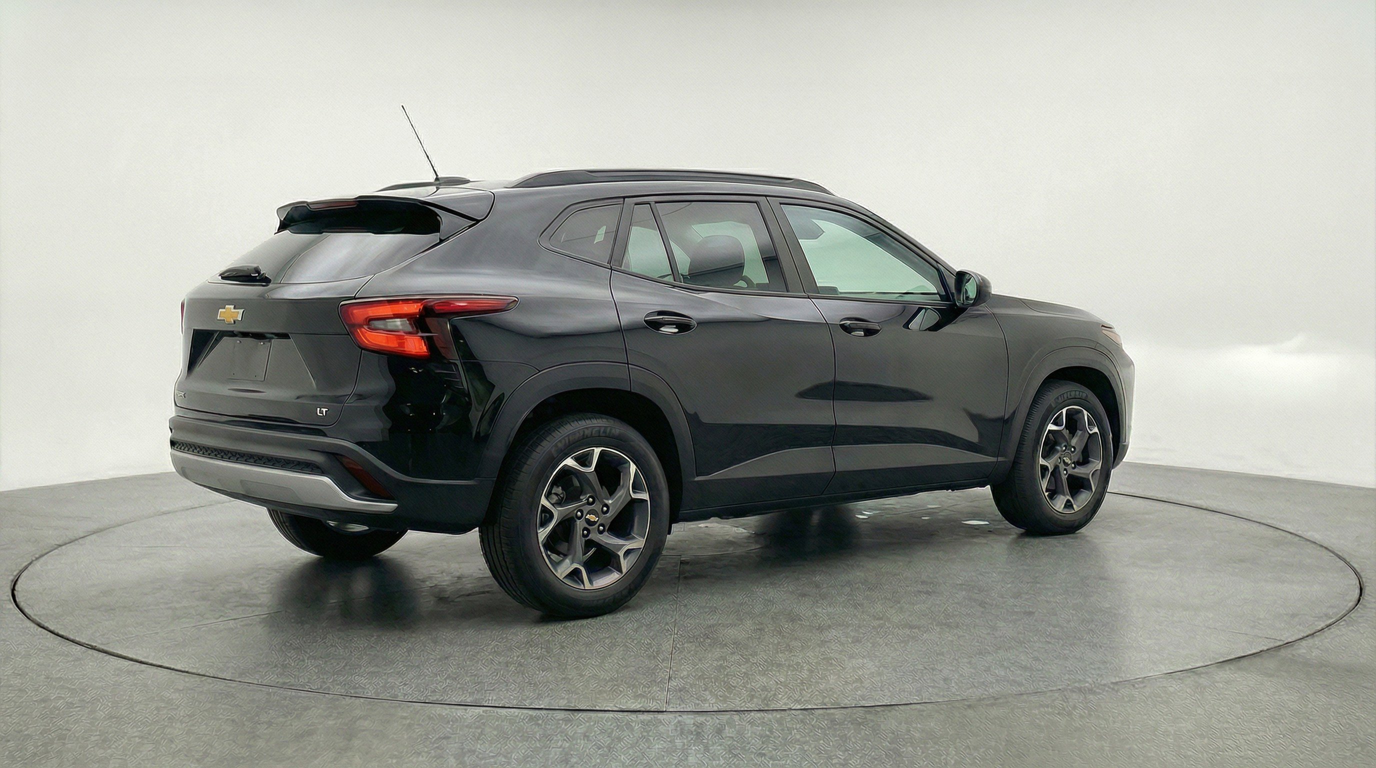 Used 2025 Chevrolet Trax LT image 9