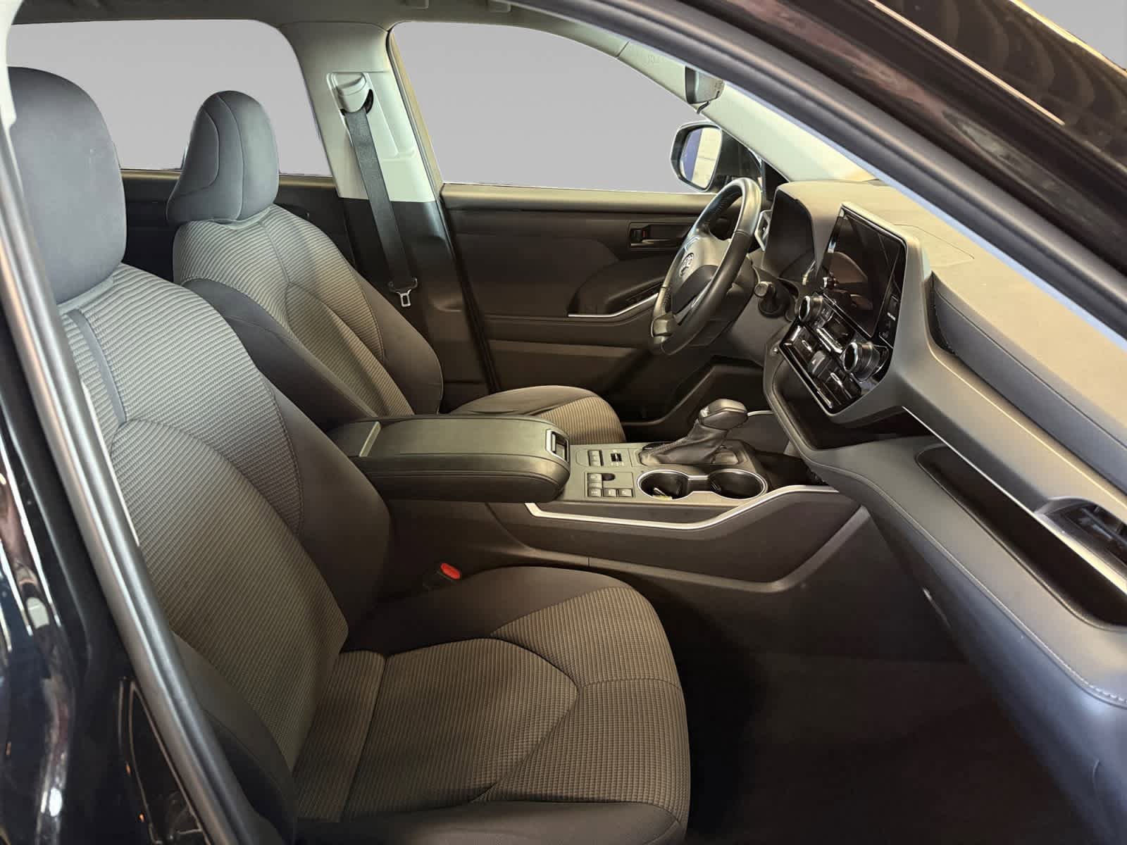 Used 2023 Toyota Highlander LE AWD/4WD image 15