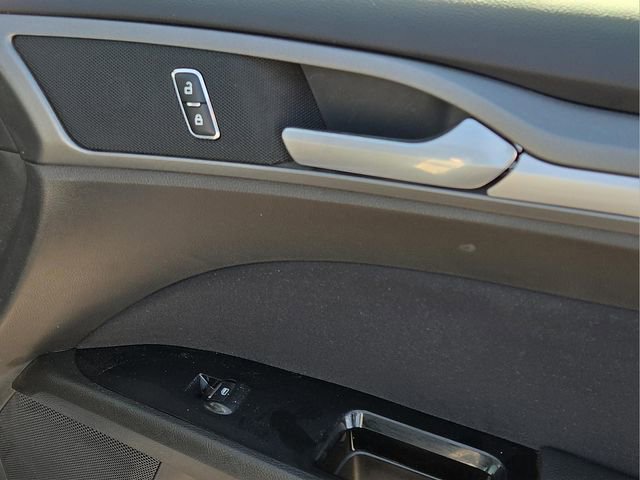 Used 2016 Ford Fusion SE image 12