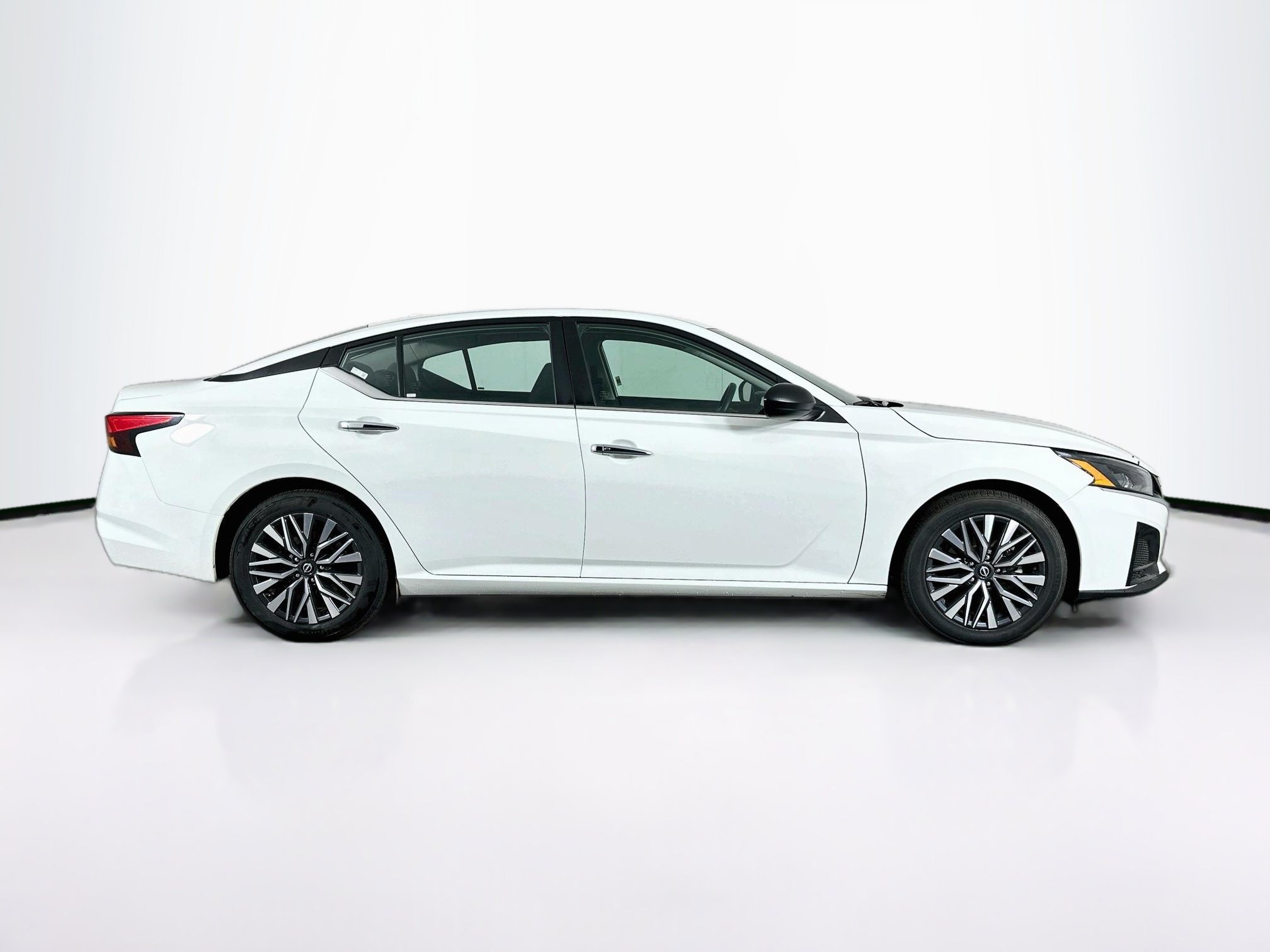 Used 2025 Nissan Altima 2.5 SV FWD image 10