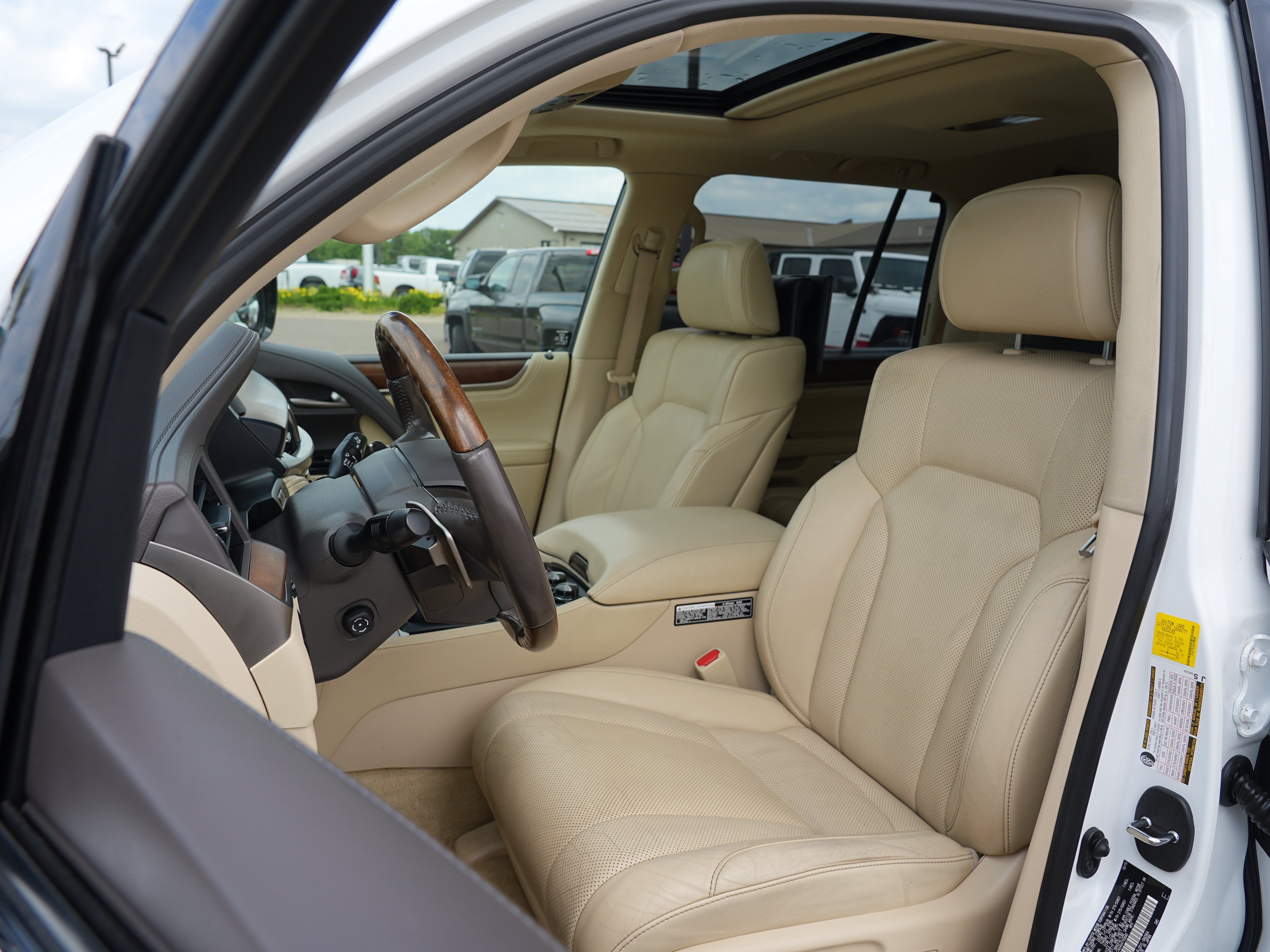 Used 2016 Lexus LX 570 4WD w/ Luxury Package image 12