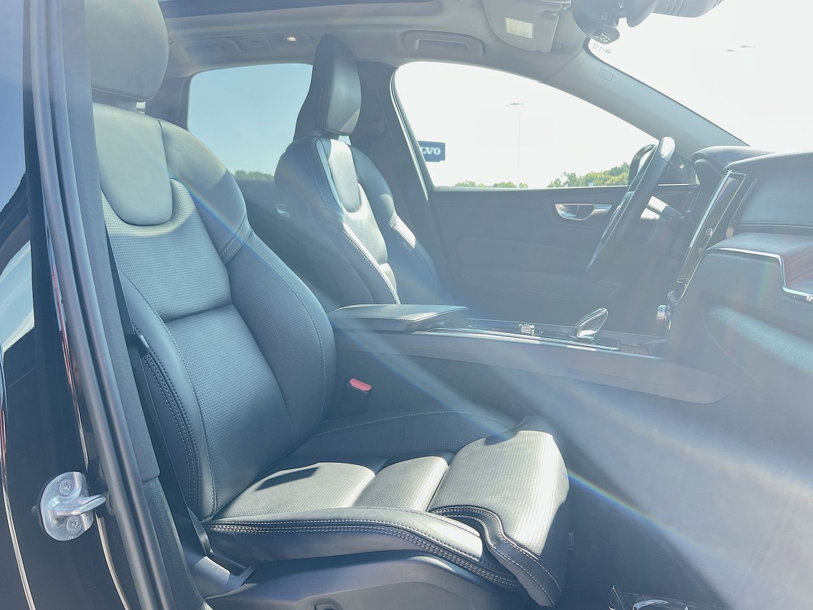 Certified 2023 Volvo XC60 B6 Ultimate w/ Climate Package image 27