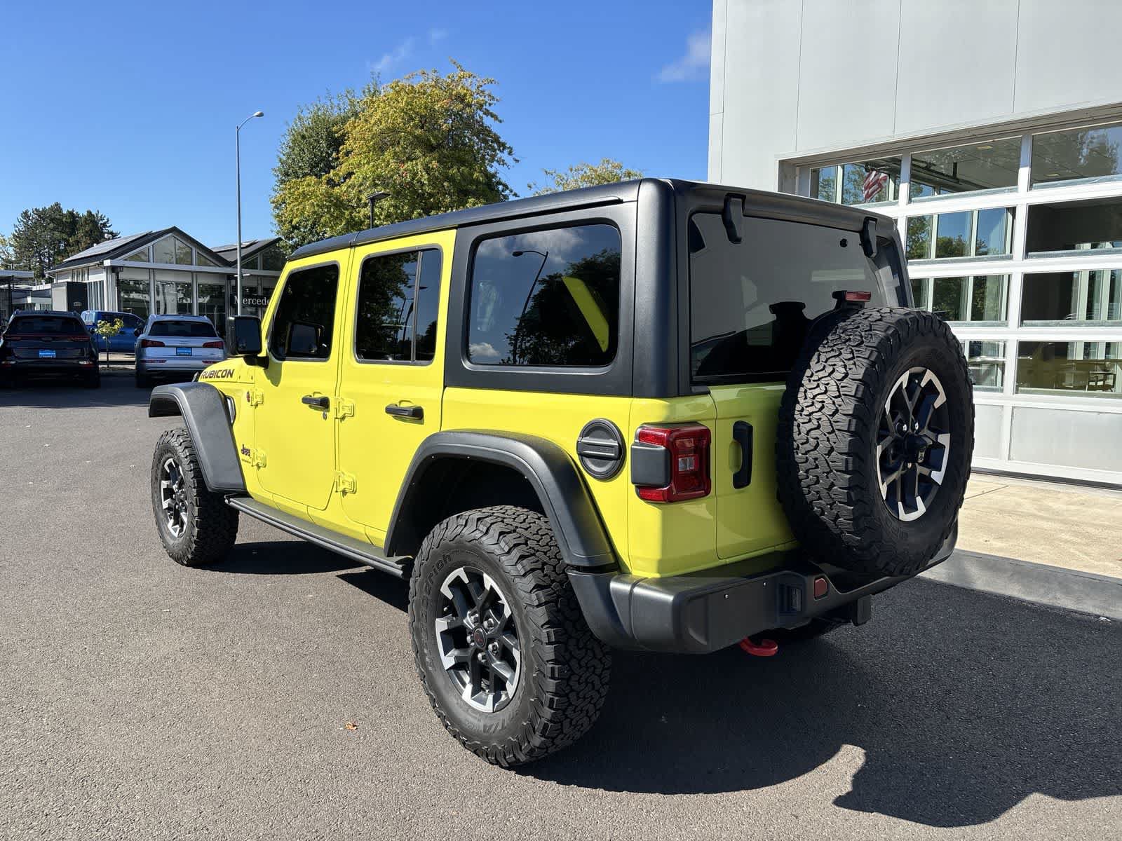 Used 2024 Jeep Wrangler Unlimited Rubicon w/ Technology Group AWD/4WD image 3
