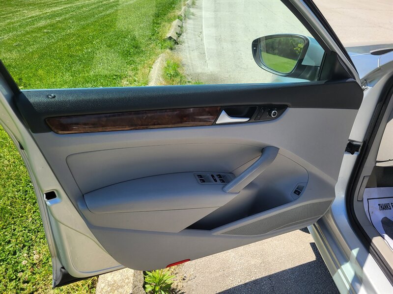 Used 2012 Volkswagen Passat 3.6 SEL Premium FWD image 25