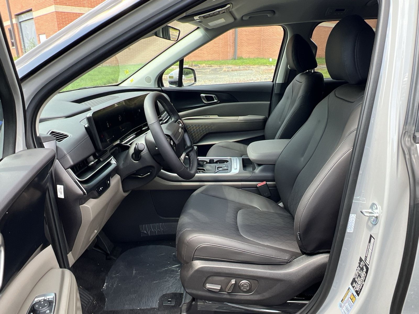 New 2027 Kia Carnival FWD image 18