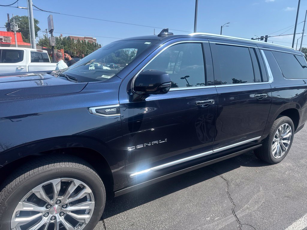 Used 2024 GMC Yukon XL Denali w/ Advanced Technology Package AWD/4WD image 4