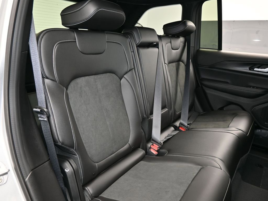 New 2025 Jeep Grand Cherokee Altitude image 34