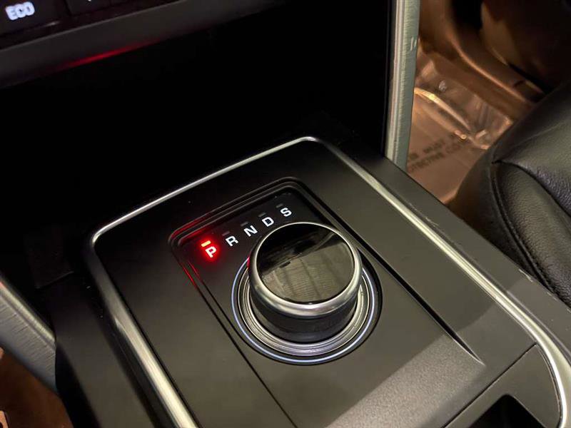 Used 2018 Land Rover Discovery Sport SE image 28