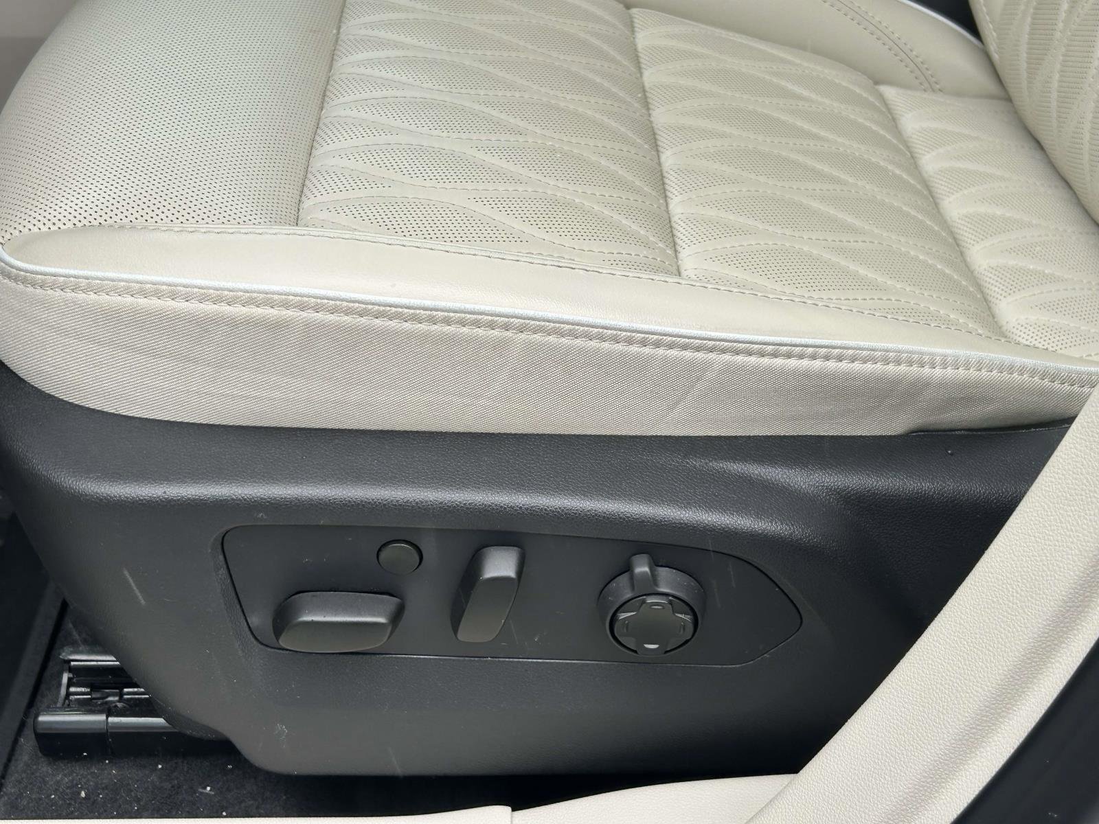 Used 2022 Buick Envision Avenir w/ Technology Package II image 19