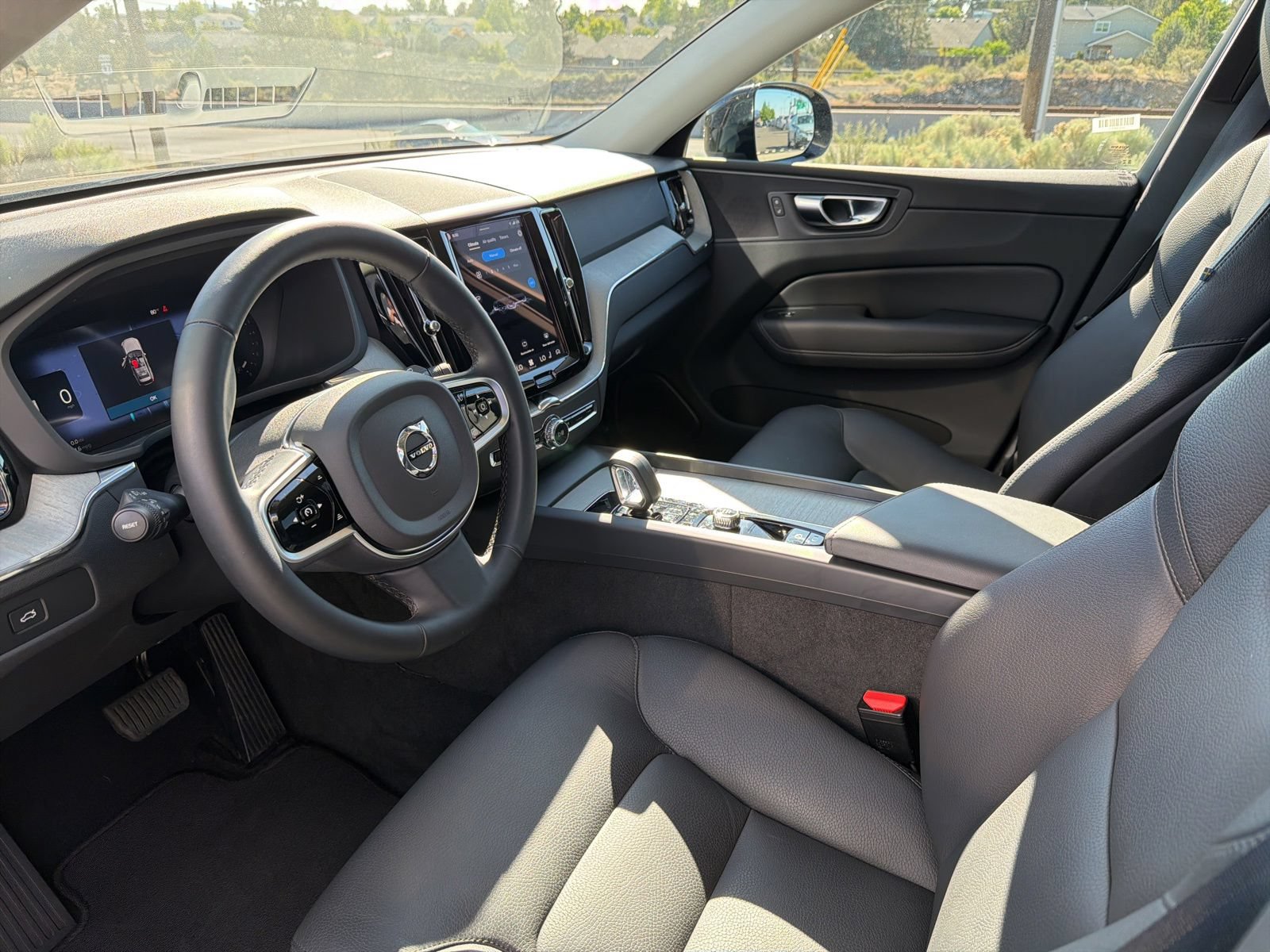 Used 2025 Volvo XC60 B5 Plus AWD/4WD image 20