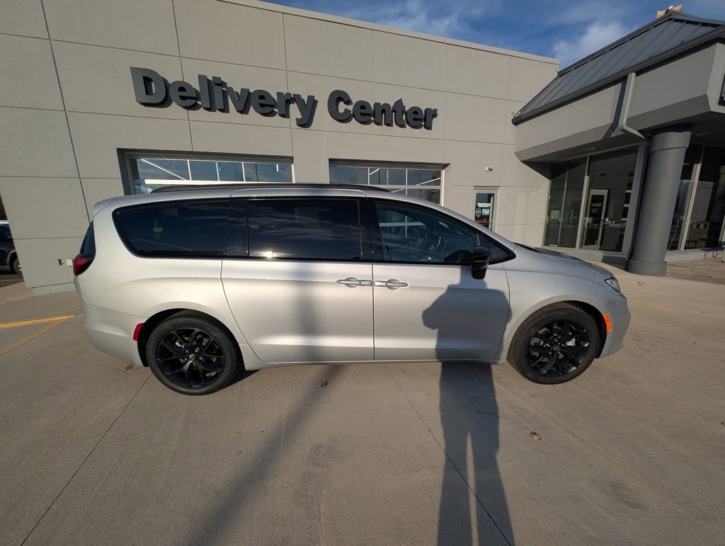 New 2026 Chrysler Pacifica Select w/ S Appearance Package image 5